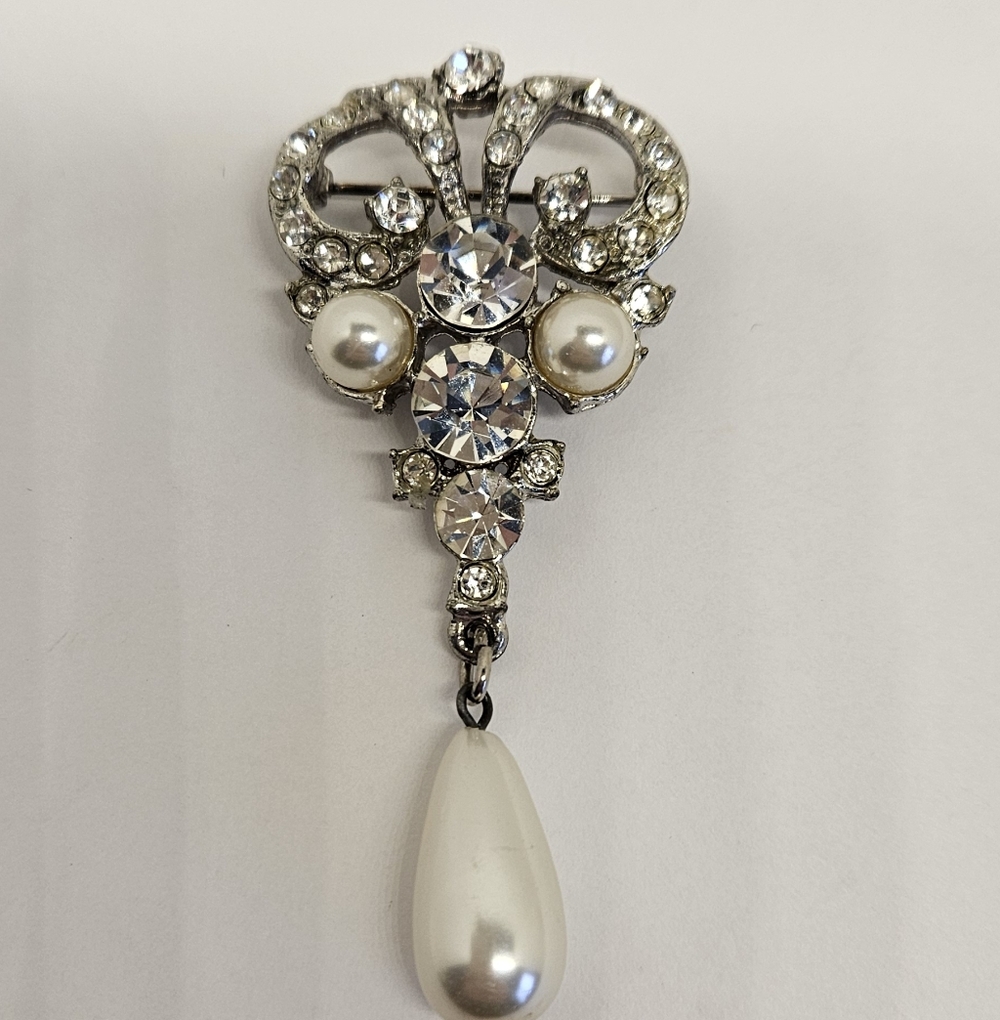 Rhinestones Faux Pearls Drop Dangle Brooch Scarf Pin Silver Tone Vintage Old